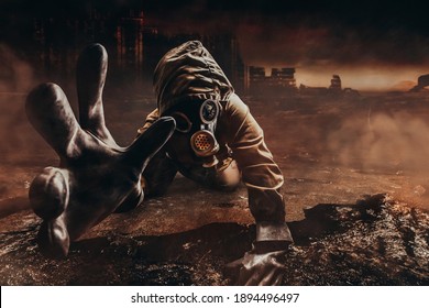 Foto eines sterbenden Stalkers in Jacke und Handschuhen in beschädigter Gasmaske mit Filter, der seine Hand zur Kamera auf zerstörten apokalyptischen Ödland-Stadthintergrund ausstreckt.