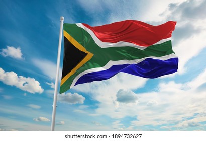 Gran bandera de Sudáfrica ondeando en el viento