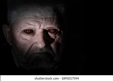 一个有着黑眼睛的愤怒男人的肖像