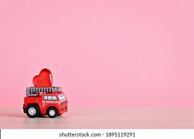 Hati merah pada kereta mainan kecil. Konsep cinta dan Hari Valentine. Foto berkualiti tinggi
