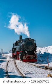 ドイツのハルツ国立公園、冬の風景の中をブロッケンに向かう蒸気機関車、冬の山を通る有名な蒸気機関車。ブロッケン、ハルツ国立公園 ドイツ ヨーロッパの山々