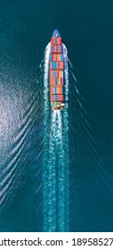 ウェビナー バナー、カスタム コンテナー デポからコンテナーを運ぶ海の船で飛行機雲を持つスマート貨物船の空撮ポートレート ビューは、船のフォワーダー マストによる海洋コンセプト貨物輸送に移動します。