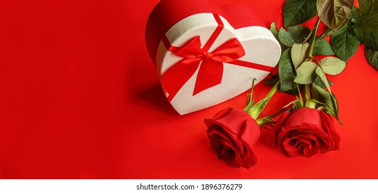 Geschenkbox auf einem hölzernen Hintergrund. Valentinstag gift.selectiv focus.holiday