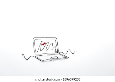 Concepto de San Valentín con laptop y corazones sobre fondo blanco. Comunicación y relación a distancia. Plano, vista superior, espacio de copia, enfoque suave.