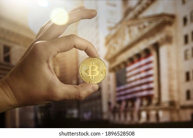 ニューヨーク市証券取引所ビルの外に掲げられたビットコインコイン。デジタル通貨。デジタルマネー。