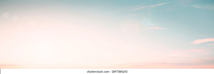 Abstrak kabur pagi alam semula jadi langit kecerunan pucat latar belakang tekstur bokeh terang. Latar belakang pantai perubatan yang gembira dan tenang, landskap, cahaya musim panas yang bersih, latar langit yang tenang, warna sihat pastel matahari terbenam.