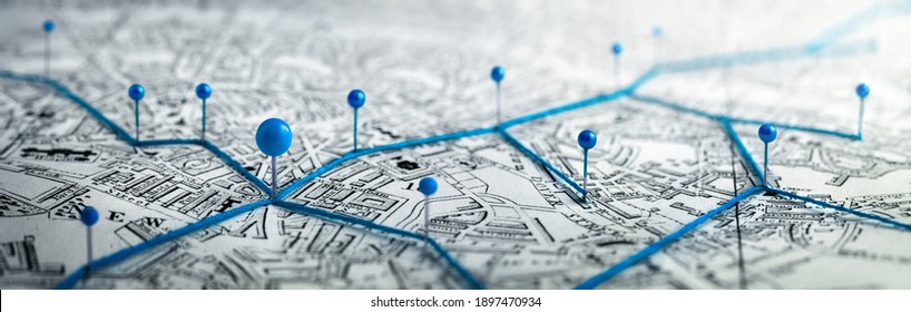 Các tuyến đường có ghim màu xanh lam trên bản đồ thành phố. Khái niệm về các chủ đề phiêu lưu, khám phá, điều hướng, giao tiếp, hậu cần, địa lý, vận tải và du lịch.