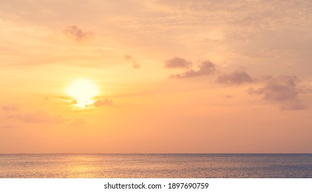 Céu do pôr do sol sobre o mar à noite com luz solar alaranjada colorida e paisagens do pôr do sol, céu ao anoitecer.
