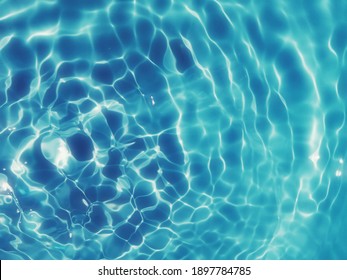 Desenfoque abstracto de agua azul superficial. Resumen de la superficie del agua azul reflejada con la luz del sol como fondo. mar azul. Agua azul. Uso de salpicaduras de agua para diseño gráfico. agua