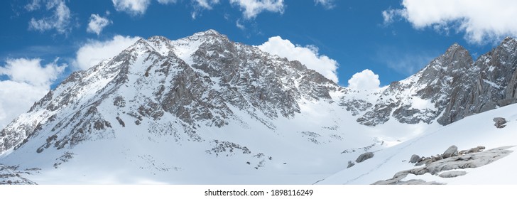 Cordillera de Sierra Nevada, montañismo, montañas con nieve y nubosidad