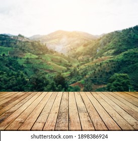 Meja kayu tua atau lantai kayu dengan latar belakang pemandangan gunung untuk tampilan produk