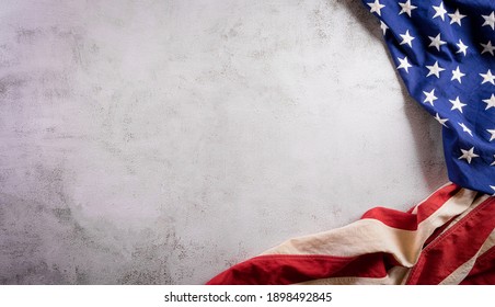古い石の背景に米国の旗を持つ幸せな大統領の日のコンセプト。