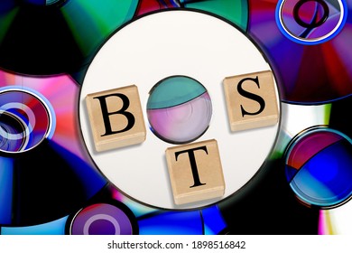 BTS-concept met houten kubussen. BTS-woord op cd-achtergrond