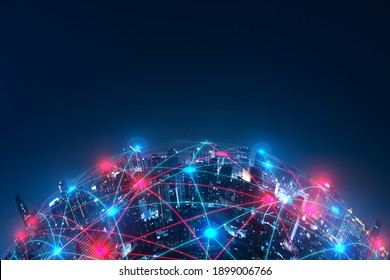Tehnologija omrežne povezave in koncept pametnega mesta. Digitalni hologram omrežja 5G in internet stvari na ozadju mesta. Brezžični omrežni sistemi 5G.