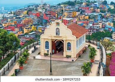 カラフルな植民地住宅、ラス ペナス地区、グアヤキル、エクアドルとサンタ アナ ヒル教会の街並み。