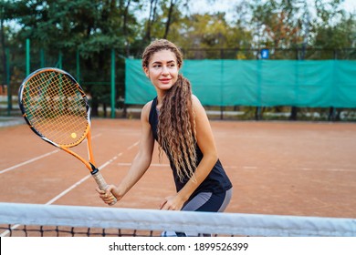 Sicherer Umgang mit dem Ball beim Spielen im Netz. Eine attraktive, schöne Tennisspielerin, die Übungen macht, um ihr Können zu verbessern. Spiele in Bewegung, Action. Lieblingssport - Tennis.