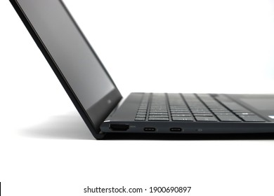 Los lados de la computadora portátil ultra delgada