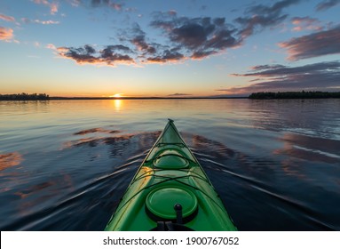 カナダ、オンタリオ州北西部の穏やかな湖で日没時にカヤック。