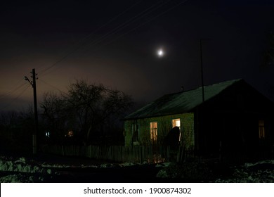 Russische Hütte in einem abgelegenen Dorf nachts vor dem Hintergrund von Nebel und Mond