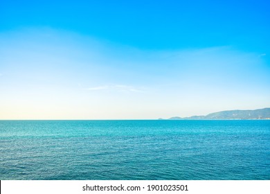 Panoramablick auf das blaue, ruhige Meer und den blauen, klaren Himmel am Sommernachmittag an der Küste einer tropischen Insel. Küstenlandschaft und Meereslandschaft am Strand von Lipa Noi, Insel Samui, Thailand Ausgewählter Fokus