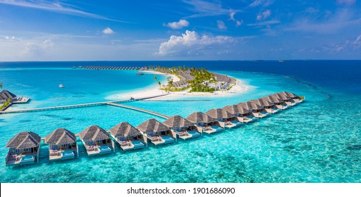 Paradieslandschaft der Malediven. Tropische Luftlandschaft, Meereslandschaft mit langem Steg, Wasservillen mit herrlichem Meer- und Lagunenstrand, tropische Natur. Banner für exotische Tourismusziele, Sommerferien