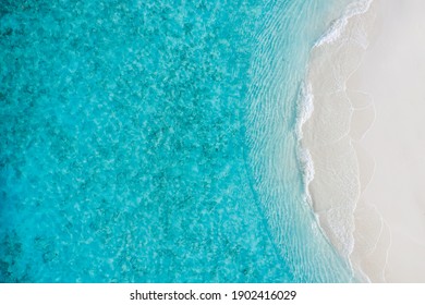 Ontspannende luchtfoto strandscène, zomervakantie vakantie sjabloon banner. Golven surfen met verbazingwekkende blauwe oceaanlagune, kust, kustlijn. Perfecte luchtfoto drone bovenaanzicht. Rustig, helder strand, aan zee