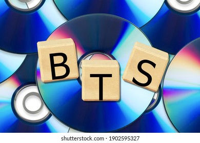 Concepto BTS con cubos de madera. BTS palabra sobre fondo de CD