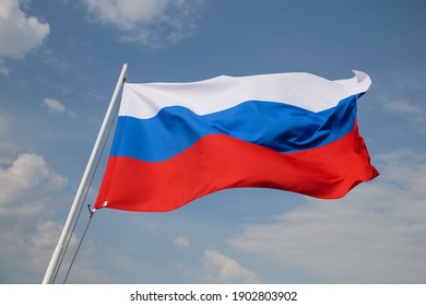 De vlag van Rusland wappert voor de blauwe hemel.