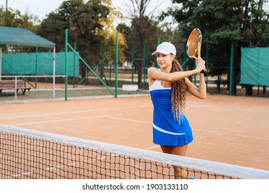 Sicherer Umgang mit dem Ball beim Spielen im Netz. Eine attraktive, schöne Tennisspielerin, die Übungen macht, um ihr Können zu verbessern. Spiele in Bewegung, Action. Lieblingssport - Tennis.