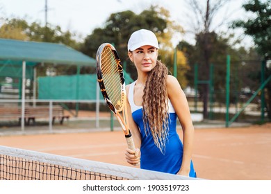 Sicherer Umgang mit dem Ball beim Spielen im Netz. Eine attraktive, schöne Tennisspielerin, die Übungen macht, um ihr Können zu verbessern. Spiele in Bewegung, Action. Lieblingssport - Tennis.
