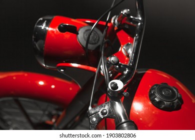 ビンテージの赤いオートバイのヘッドライトとハンドルバー、選択的なソフト フォーカスのクローズ アップ写真