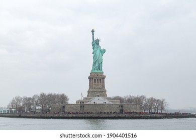 la estatua de la libertad del agua