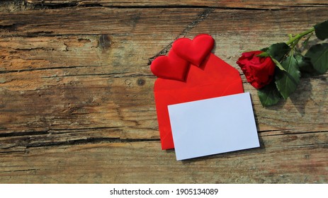 Bannière. Fleurs de roses rouges avec des coeurs rouges sur un vieux fond en bois. Concept de vacances romantiques de la Saint-Valentin. Espace de copie. Vue de dessus. Carte de vœux de la Saint-Valentin.