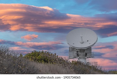 ROSA Radar Dish pod krásným západem slunce podél pobřeží Floridy poblíž letecké základny Patrick, nyní základny vesmírných sil, s dramatickými mraky a bez lidí