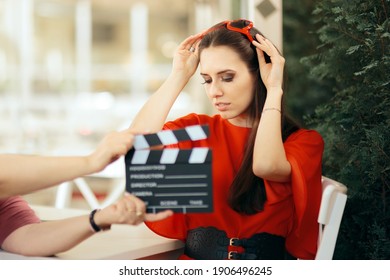 Nữ Diễn Viên Xinh Đẹp Quay Cảnh Trong Phim. Người mẫu chuyên nghiệp trên trường quay quảng cáo