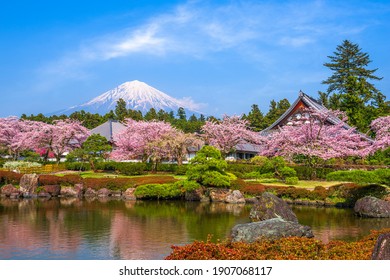 春の富士山と静岡県富士宮市。