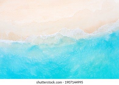 Relajante escena de playa aérea, banner de plantilla de vacaciones de verano. Las olas surfean con la increíble laguna azul del océano, la orilla del mar, la costa. Perfecta vista superior de drones aéreos. Tranquila playa luminosa, junto al mar