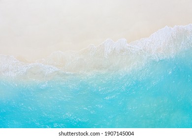 Ontspannende luchtfoto strandscène, zomervakantie vakantie sjabloon banner. Golven surfen met verbazingwekkende blauwe oceaanlagune, kust, kustlijn. Perfecte luchtfoto drone bovenaanzicht. Rustig, helder strand, aan zee