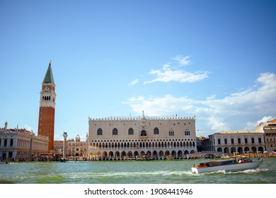 Landschaft mit Markusturm, Dogenpalast, Motorboot und Canale Grande in Venedig, Italien.