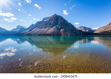 ボウ湖 - 透き通った紺碧の水を持つ氷河湖。ロッキー山脈、カナダ。山は湖の滑らかな水に反映されます。寒い晴れた秋の日。