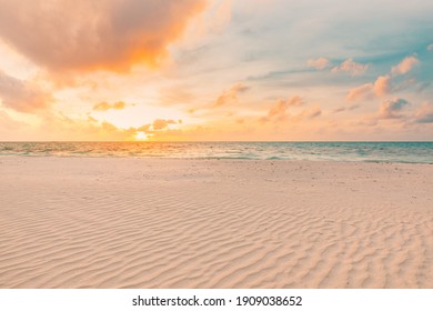 Playa de arena de mar de primer plano. Paisaje panorámico de playa. Inspire el horizonte del paisaje marino de la playa tropical. Naranja y dorado atardecer cielo calma tranquilo relajante luz del sol estado de ánimo de verano. Banner de vacaciones de viajes de vacaciones