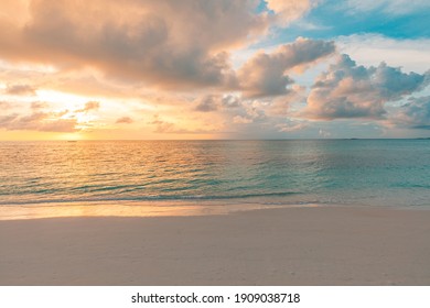 Playa de arena de mar de primer plano. Paisaje panorámico de playa. Inspire el horizonte del paisaje marino de la playa tropical. Naranja y dorado atardecer cielo calma tranquilo relajante luz del sol estado de ánimo de verano. Banner de vacaciones de viajes de vacaciones