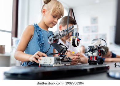 教室でのロボット教室の子供たち