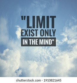 Cita inspiradora y motivadora sobre el fondo de la naturaleza. "El límite existe sólo en la mente".