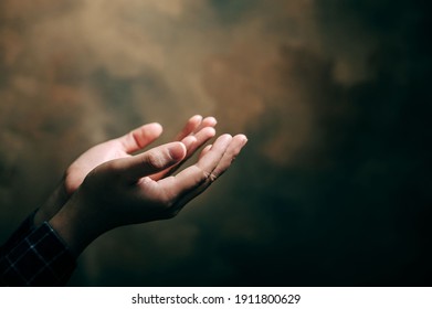 biddende handen met geloof in religie en geloof in God op zegenachtergrond. Kracht van hoop of liefde en toewijding.