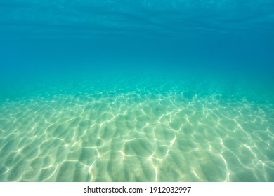 Sous l'eau tropicale ; rayons du soleil traversant l'eau.