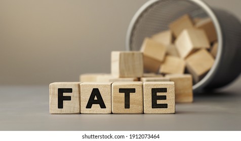 FATE - koncepcja słowa z drewnianych klocków. Drewniane kostki z literami