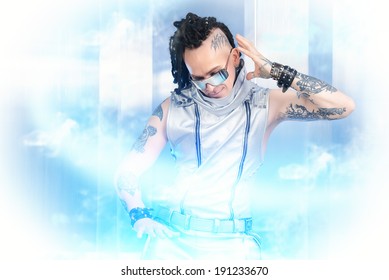 Az excentrikus futurisztikus férfi portréja ezüst jelmezben. Innovációk és csúcstechnológia. Rock művész.