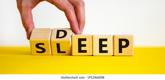 深度睡眠符号。医生用文字“深度睡眠”转动木块。漂亮的黄色桌子，白色背景，复制空间。健康的生活方式、医疗和深度睡眠概念