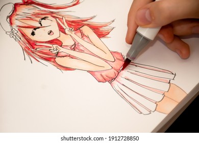 Imagen de enfoque selectivo. Dibujar a mano un boceto de estilo anime de chica linda con marcadores de dibujo de boceto a base de alcohol.